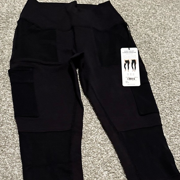 Alo High-Waist Cargo Legging, NWOT, Black, 4 pockets, new! Size M and XS - Picture 9 of 9